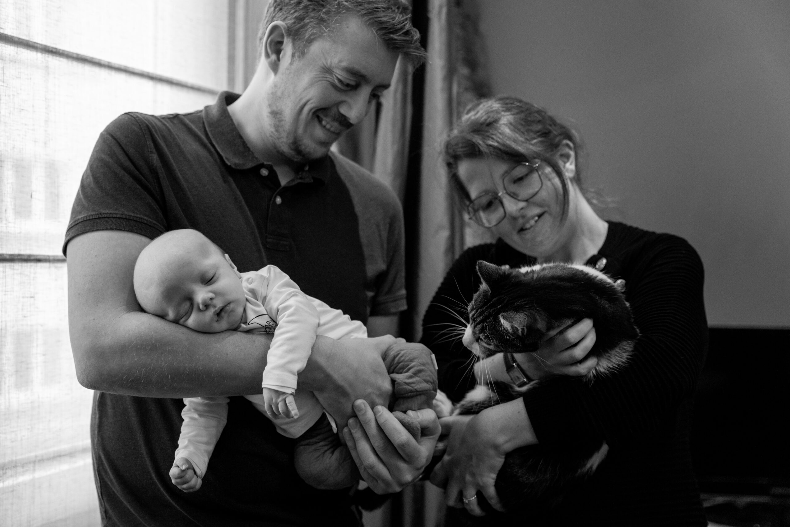 Gezin met newborn zoon en kat