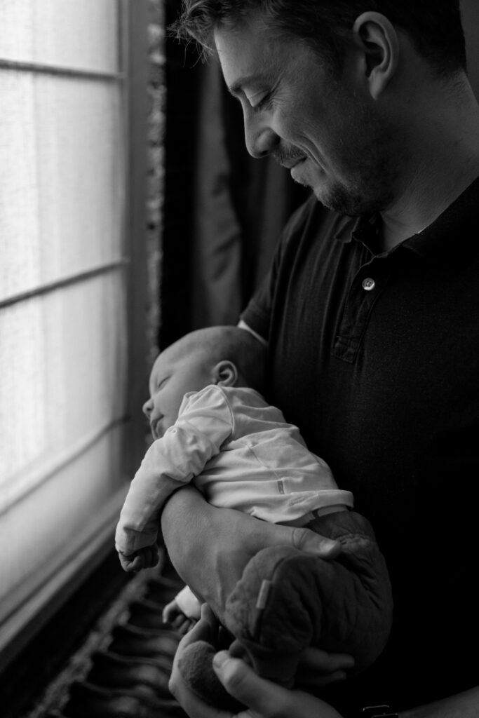 papa met zijn newborn zoon op de arm